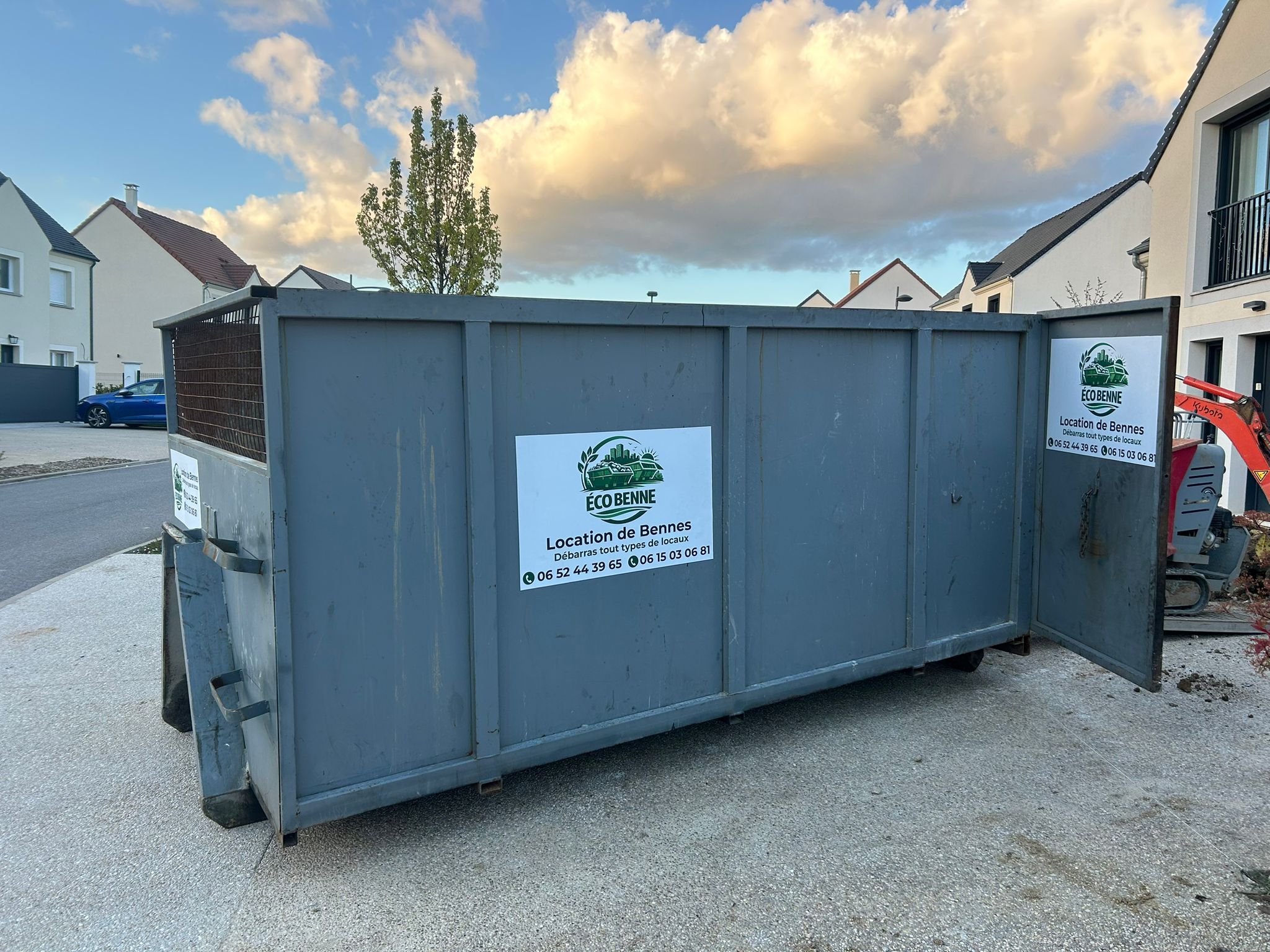 Camion éco-benne Île-de-France pour évacuation de déchets de chantier et gravats